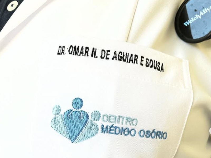 Jaleco com o nome do médico e a marca do Centro Médico Osório